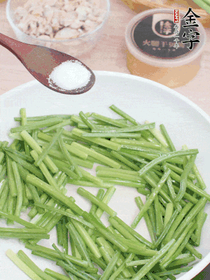 起鍋熱油，下韭菜苔炒至變色。加少許鹽。