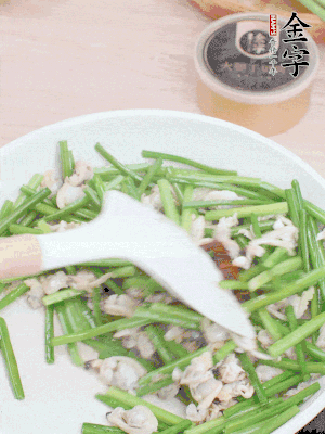 再下花蛤肉、1勺金字火腿干貝醬翻炒攪勻。