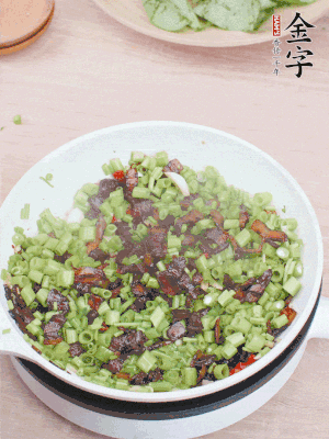 1勺生抽、1勺蠔油、1點(diǎn)點(diǎn)白糖調(diào)味。