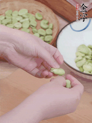 蠶豆剝殼，去掉豆衣，切碎。