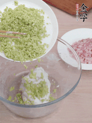 糯米粉邊揉邊加水，成團(tuán)后揉進(jìn)蠶豆、咸肉。