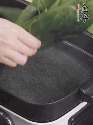 粽葉入沸水煮1分鐘，翻面再煮1分鐘，清洗干凈加水浸泡。