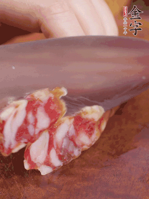 金字香腸斜切成大片。