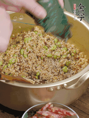 再附一張粽子，一齊向后折疊，線繩捆綁。