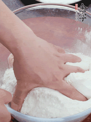 新鮮豬肚以面粉擦洗抓勻。