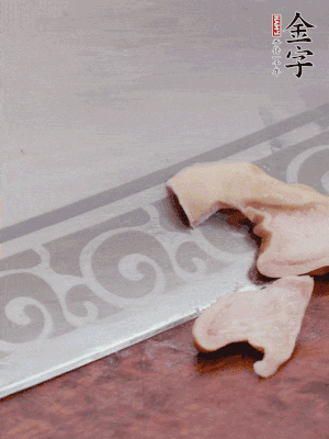 橫向一分為二，均勻切絲。