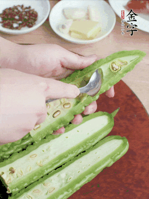 苦瓜去籽切薄片，一點(diǎn)鹽拌勻，10分鐘后沖洗控干。香蔥切蔥花、姜切末、蒜拍碎、干辣椒切圈。