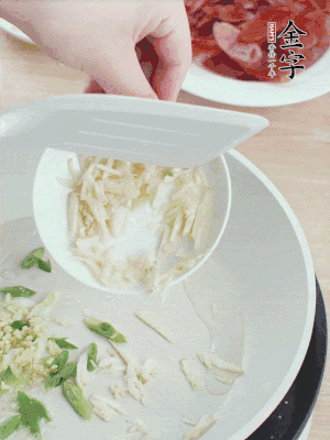 油4成熱，下蔥姜蒜、干辣椒、花椒煸出香味。