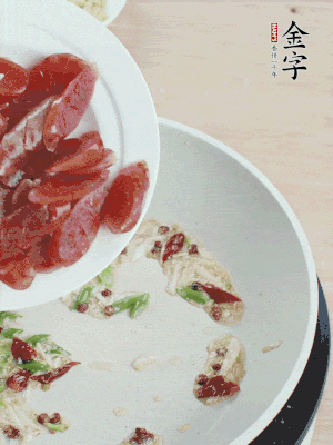 放香腸、苦瓜快速翻炒。