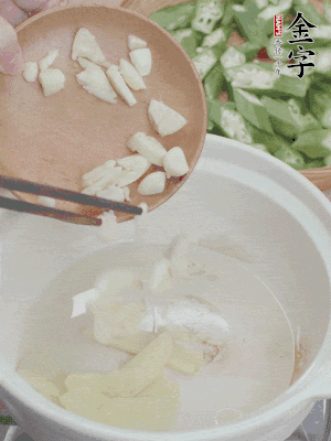 砂煲熱油，姜蒜、辣椒煸香。