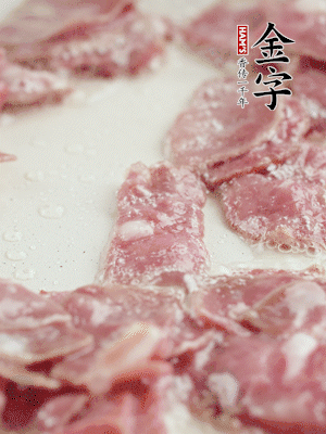 炒鍋熱油，下培根火腿煸炒。