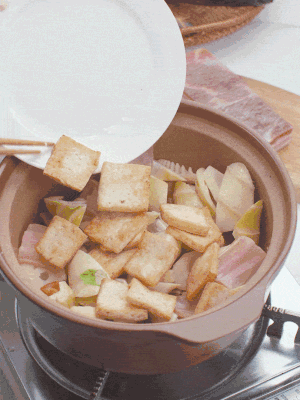 依次下春筍、豆腐，開(kāi)水沒(méi)過(guò)食材。