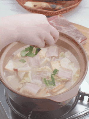 一小撮鹽、糖、雞精調(diào)味，最后撒點(diǎn)蒜葉點(diǎn)綴。