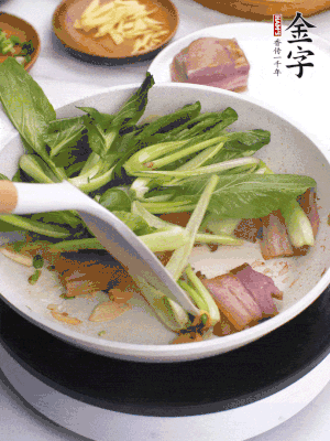 下小青菜翻炒，菜梆子變軟時(shí)，撒一點(diǎn)鹽、雞精調(diào)味。