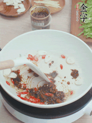 熱鍋涼油，姜蒜、辣椒、金字火腿xo醬炒香。