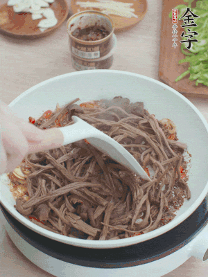 下茶樹(shù)菇煸炒4分鐘。