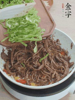 水分煸干，下青椒絲快炒1分鐘。