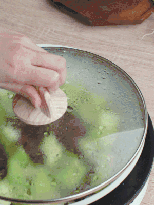 西葫蘆略出水時(shí)，加一小撮鹽調(diào)味。