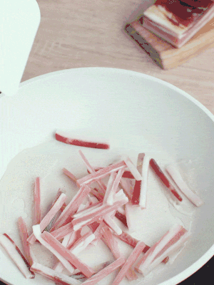 熱鍋涼油，下咸肉絲煸至出油。