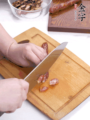 干香菇泡發(fā)切片，金字香腸切片，春筍切大粒。