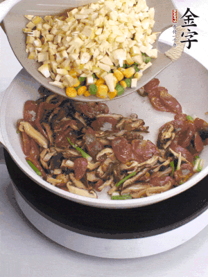 鍋里熱油，爆香蔥白，下香腸片炒至微微出油，加時(shí)蔬粒、香菇粒、春筍粒翻炒均勻。