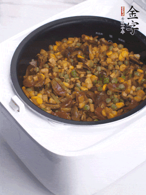 電飯煲按煮飯鍵，出鍋撒蔥花。