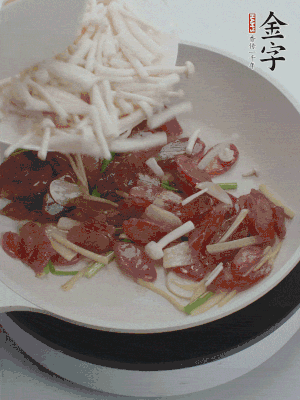 放白玉菇、青紅辣椒、雞蛋。