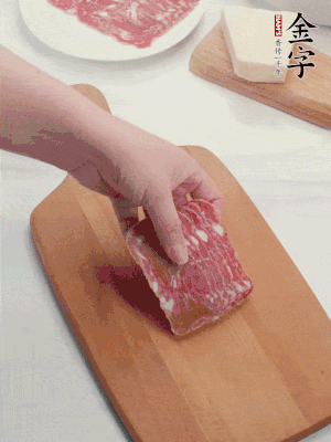 金字培根火腿改刀切小片；白洋蔥切??；新鮮豌豆剝殼。