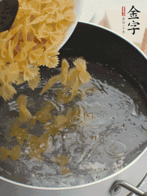 蝴蝶面加橄欖油煮熟；豌豆焯水30秒。