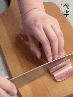 百合切去頭尾，分開(kāi)洗凈;咸肉切薄片。