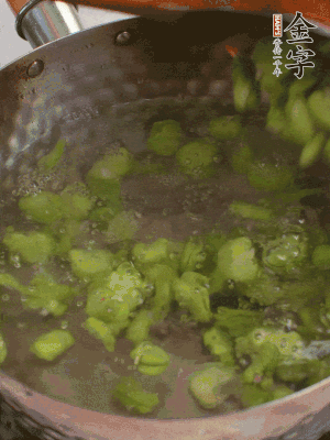 鍋中水沸，放一撮鹽，下蠶豆豆瓣焯3分鐘，下百合，3秒撈出，一起撈出瀝水。