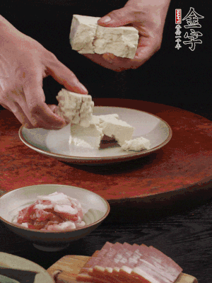 一塊老豆腐掰成大塊。