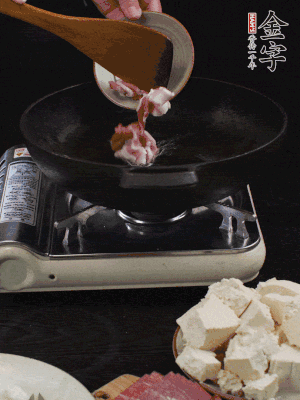 冷油潤鍋，下五花肉煸香。