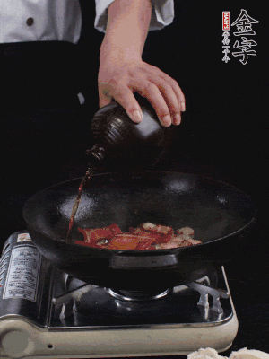 再下火腿片，淋少許黃酒添香。