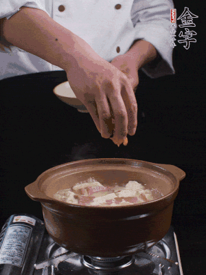 下蝦仁干，煮5分鐘。撒蒜葉，煮1分鐘。