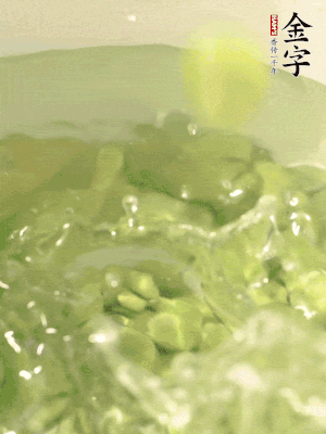 新鮮蠶豆熱水焯水30秒，然后浸入涼水。