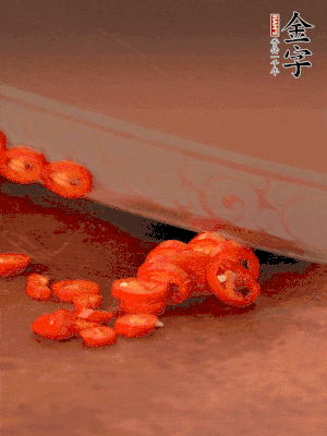 小米辣切圈，大蒜切片。