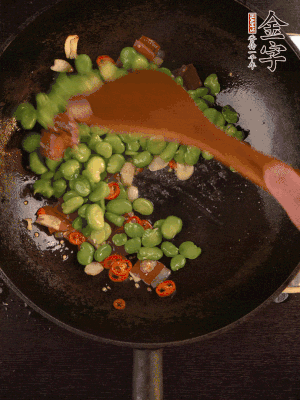 再下蠶豆煸炒，加1勺料酒調(diào)味。