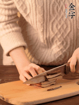 金字淡咸肉、香干分別切丁。