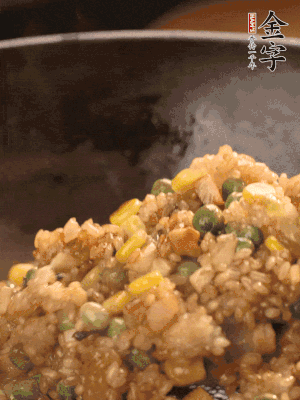 再下糯米，1勺蠔油、2勺生抽調(diào)味翻炒均勻。