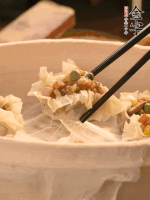 包好的燒賣放在蒸籠上，水開后蒸8分鐘左右。