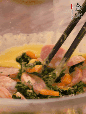 雞蛋、面粉、玉米油攪拌到無顆粒狀態(tài)。再加入菠菜、胡蘿卜、烤腸。少許鹽調(diào)味。