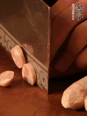 金字烤腸切圓片。