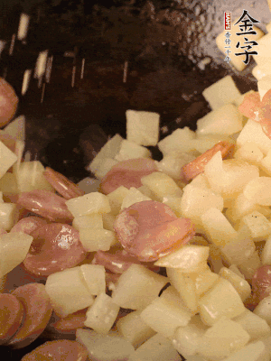 再放烤腸片煎熟。撒點(diǎn)鹽、孜然粉、辣椒面。