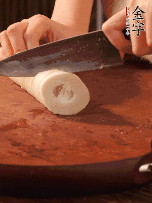 春筍去殼切滾刀塊，焯水備用。