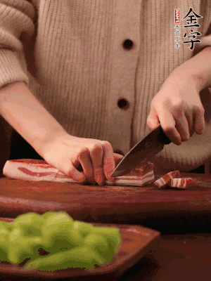 金字淡咸肉切片，冷水入鍋，加姜片、料酒略焯水。同步，五花肉切塊焯水。