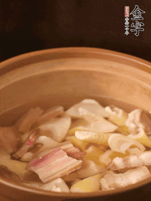 春筍、咸肉、咸肉一起入砂鍋，加姜片、料酒、清水大火煮沸到湯色變白。轉(zhuǎn)小火慢篤半小時。