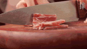 200g金字淡咸肉、100g冬筍、100g香干分別切細(xì)丁。