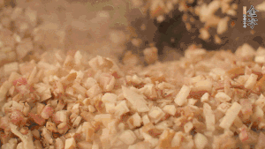 鍋中熱油，依次下食材翻炒，加2勺料酒、少許胡椒粉調(diào)味，撒蔥花攪拌均勻。