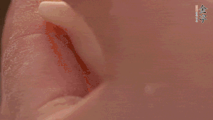 取一小團(tuán)面，用掌心搓成小球狀，從小球中心捏窩，放入餡料，封口后，留出小尾巴。